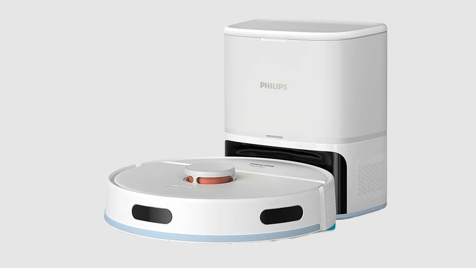Un robot aspirateur blanc avec une base de chargement blanche sur fond blanc. Le chargeur porte le logo Philips.