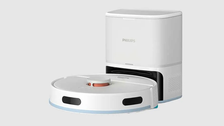 Un robot aspirateur blanc avec une base de chargement blanche sur fond blanc. Le chargeur porte le logo Philips.