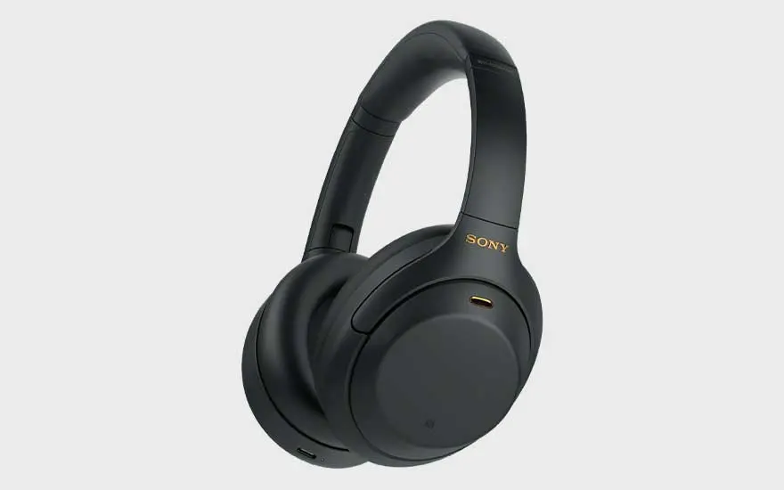 Casque Sony noir sans fil circum-aural avec logo doré, au design haut de gamme promettant une excellente qualité sonore.