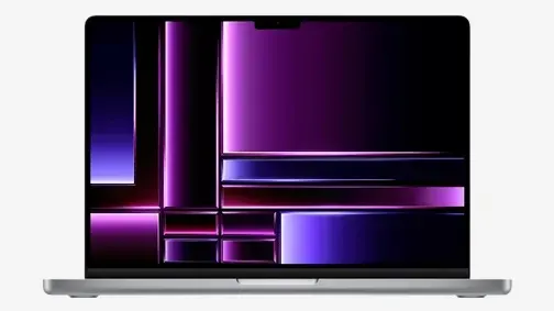 Un ordinateur portable argenté est ouvert, affichant un écran avec des formes géométriques violettes et noires sur un fond blanc.