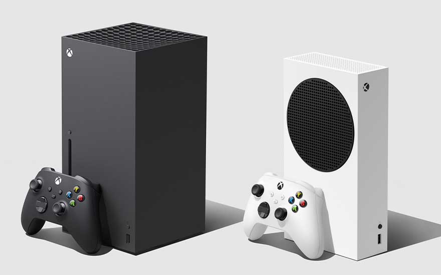 Deux consoles Xbox, une noire et une blanche, chacune avec une manette sur un fond gris clair.