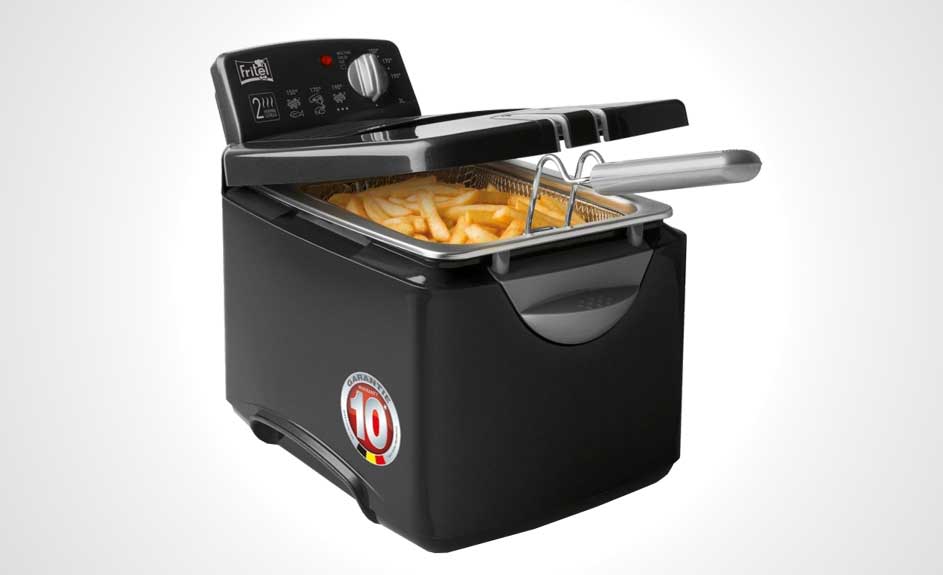 Une friteuse noire montre des frites dans un panier métallique, sur fond blanc.