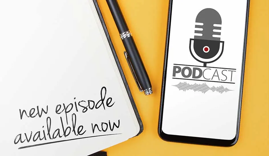 Bloc-notes avec texte, stylo et téléphone affichant un logo de podcast sur fond jaune.