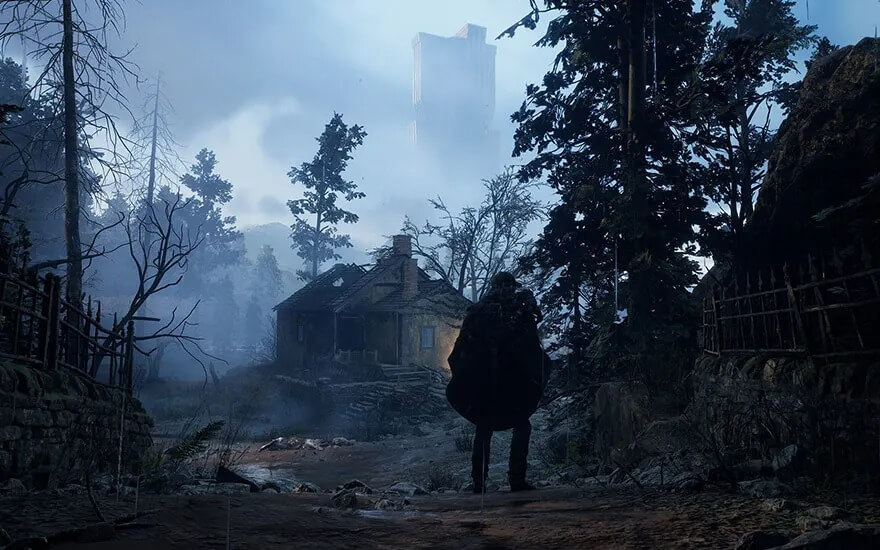 Scène extérieure brumeuse avec une figure solitaire marchant vers une maison délabrée, entourée d'arbres nus et de débris. 