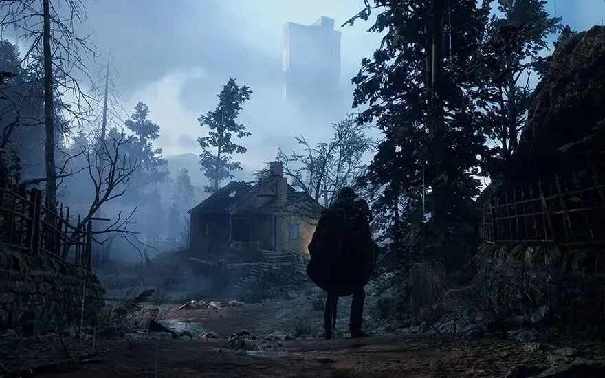 Scène extérieure brumeuse avec une figure solitaire marchant vers une maison délabrée, entourée d'arbres nus et de débris.