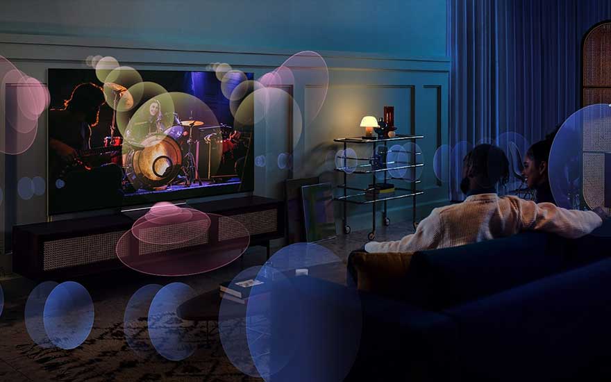 Woonkamer met blauwe muren, tv met band, geluidseffecten, bank met zittende mensen en een metalen bijzettafel met lamp.