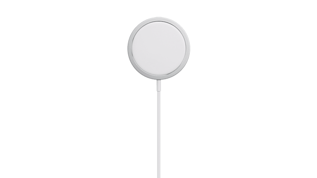 Witte ronde draadloze oplader met kabel tegen een witte achtergrond.