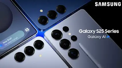 Drie Samsung Galaxy S25 telefoons in blauwe tinten met meerdere cameralenzen en een styluspen.