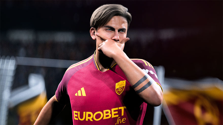 Een voetballer in een rood shirt viert een doelpunt met zijn hand voor zijn gezicht.