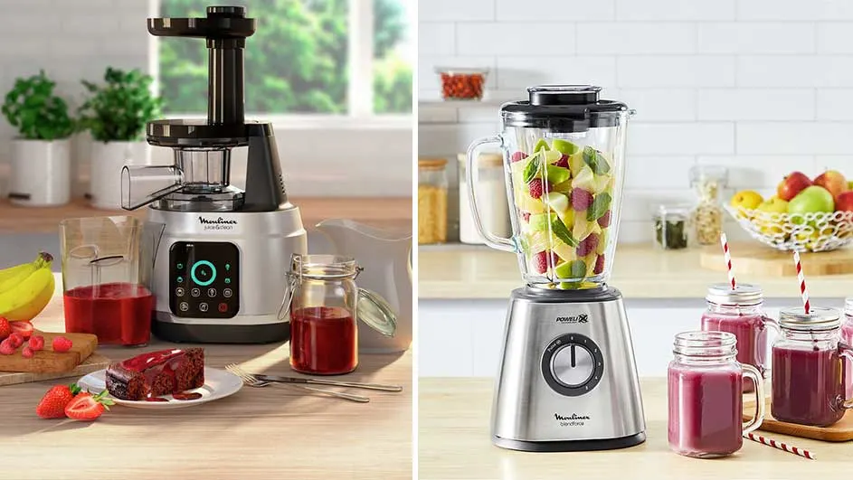 Een foto van een slowjuicer en een blender op een aanrecht met fruit, cake en smoothie.