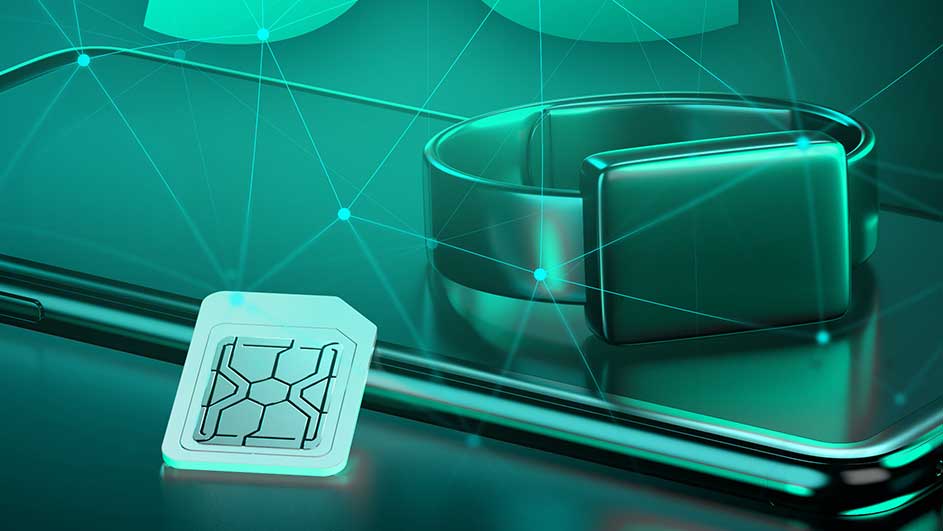 Une carte SIM blanche, une smartwatch et un smartphone sont sur une surface verte avec un réseau de lignes vertes.