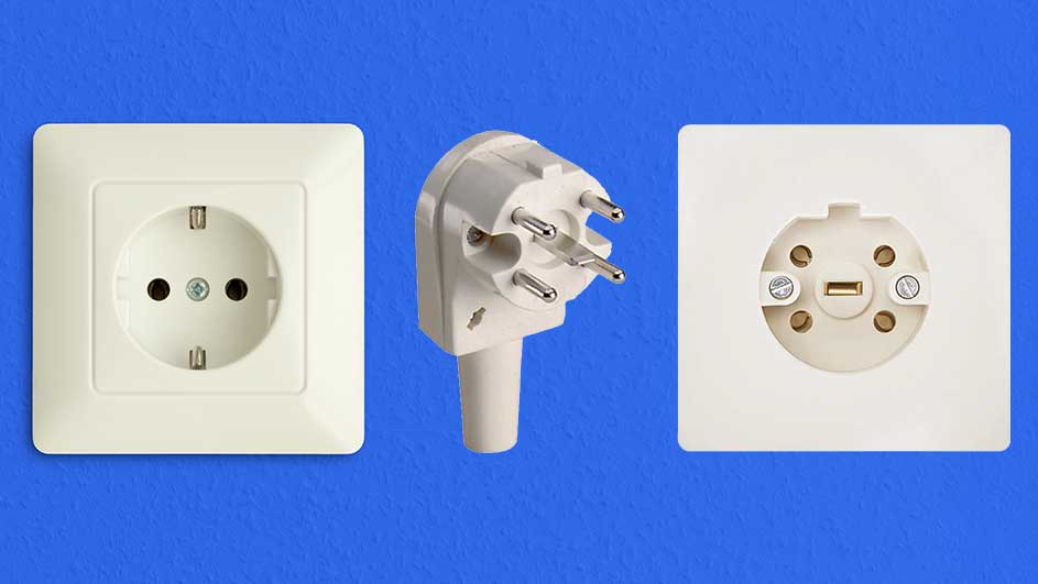 Trois objets blancs sur fond bleu. À gauche, une prise électrique carrée. Au centre, une fiche mâle. À droite, une prise électrique ronde.