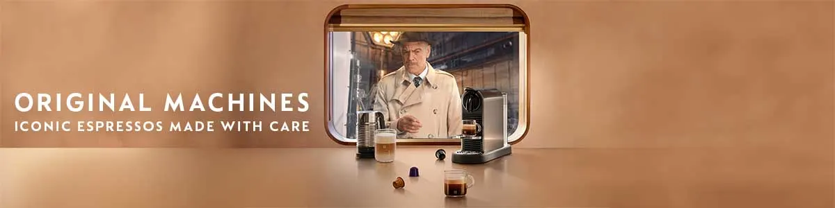 Cafés variés près d'une machine à café noire. Capsules de café, sucres et lait présents. Fond beige avec texte "Original Coffee".