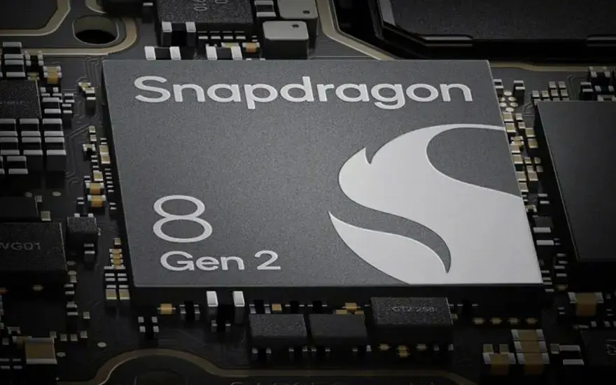 Een close-up van een Snapdragon 8 Gen 2 chip op een elektronisch bord, met kleine componenten.