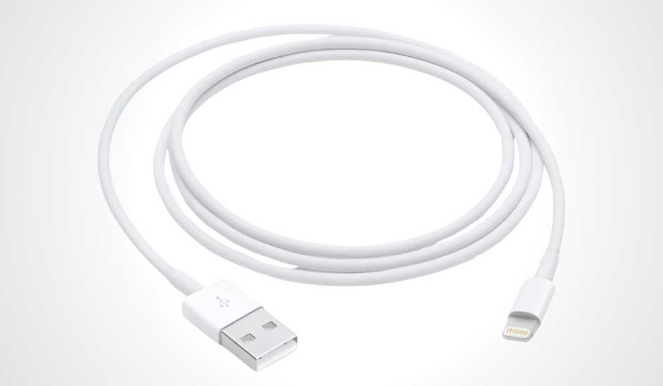 Een witte USB-kabel ligt op een witte achtergrond. De kabel is opgerold en heeft een USB-A en een Lightning connector.
