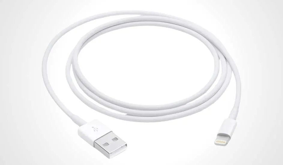 Un câble blanc avec une extrémité USB et une extrémité Lightning sur un fond blanc uni.