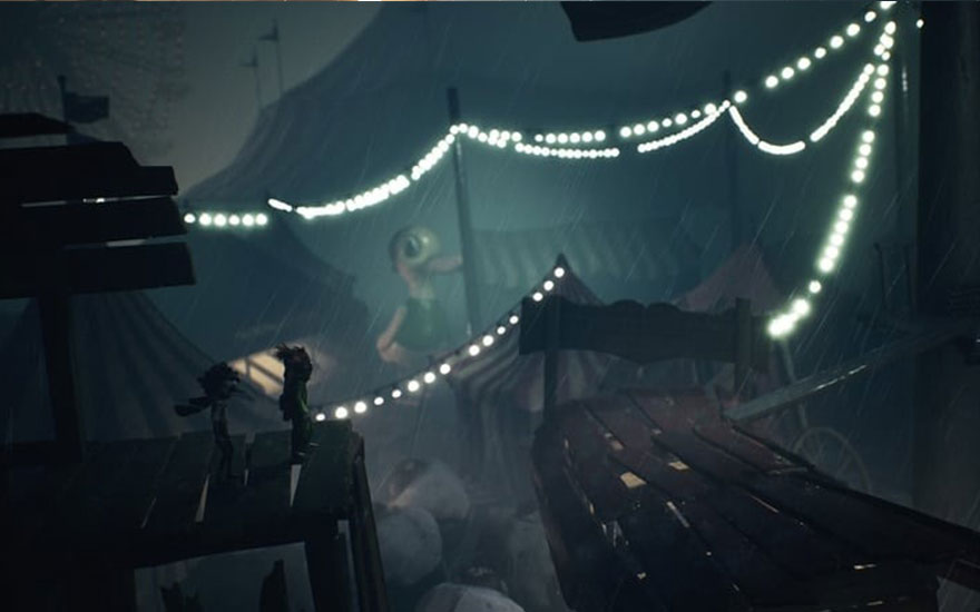 Un petit personnage regarde vers un être géant avec des tentacules dans un espace sombre décoré de lumières et de cordes.