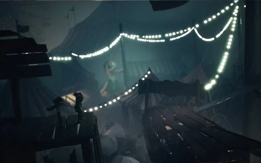 Un petit personnage regarde vers un être géant avec des tentacules dans un espace sombre décoré de lumières et de cordes.