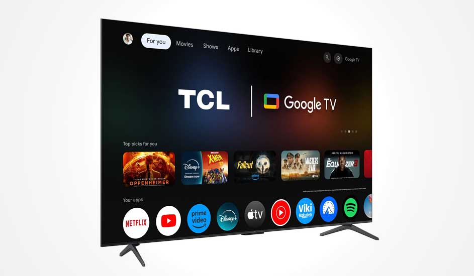 Une télévision TCL avec l’écran d’accueil Google TV affiche des recommandations comme Oppenheimer, Disney+, Netflix et d’autres applis sur fond noir.