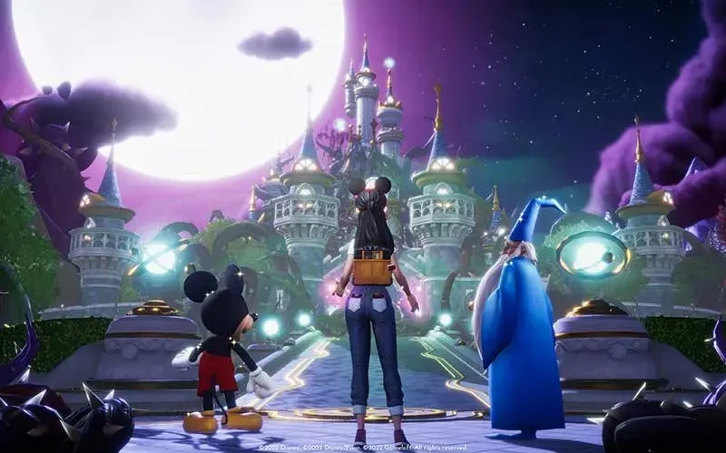 Sous une immense pleine lune, la joueuse, Mickey et un magicien contemplent un palais futuriste dont les tours scintillent dans le ciel violet.
