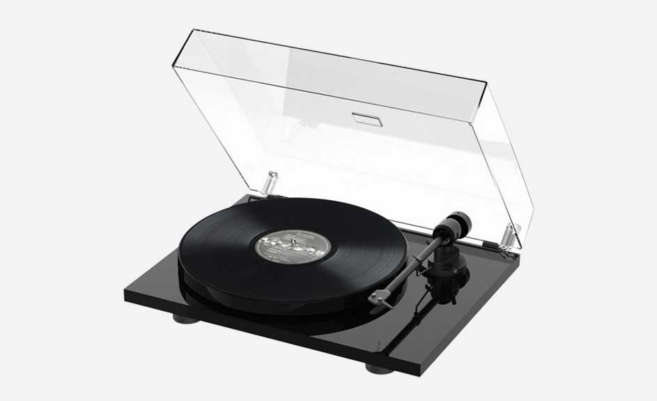 Platine vinyle noire avec un vinyle noir dessus et un couvercle transparent ouvert, sur fond blanc uni.