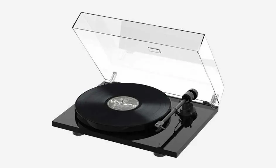 Platine vinyle noire avec un vinyle noir dessus et un couvercle transparent ouvert, sur fond blanc uni.