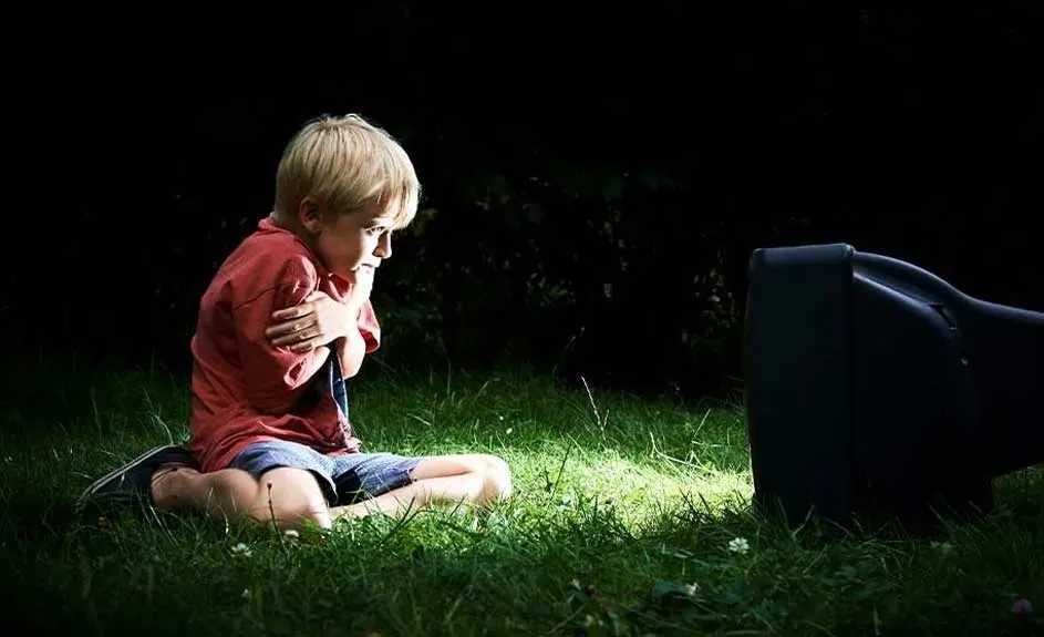 Un écran noir est sur l'herbe verte. Il y a de l'herbe verte dans le noir.