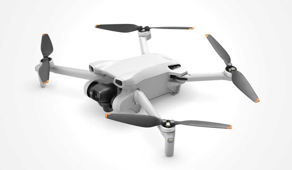 Dit is een witte DJI Mini drone met vier propellers en een camera aan de voorkant, lichtgewicht en compact ontworpen.