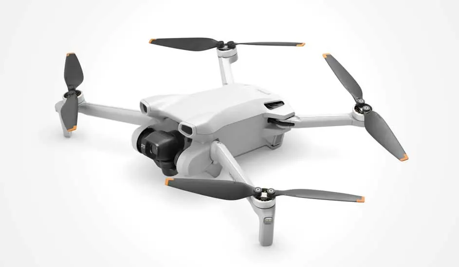Voici un drone DJI Mini blanc avec quatre hélices et une caméra frontale, au design léger et compact.