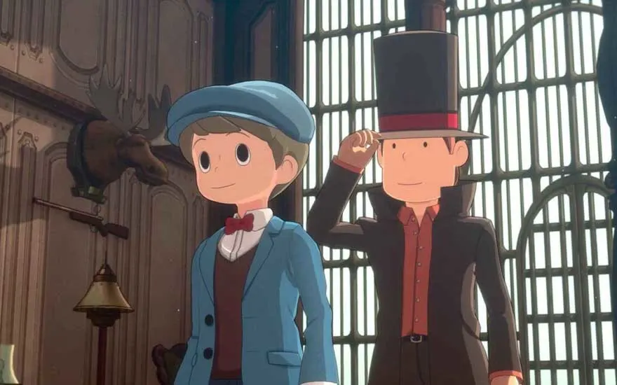 Un garçon en costume bleu et un homme au haut-de-forme sourient dans une grande salle boisée ornée de trophées et de hautes fenêtres.