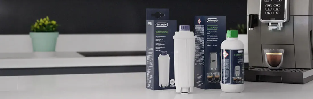 Image d'une machine à café avec une tasse, un filtre, une boîte de filtre et une bouteille de solution de nettoyage.