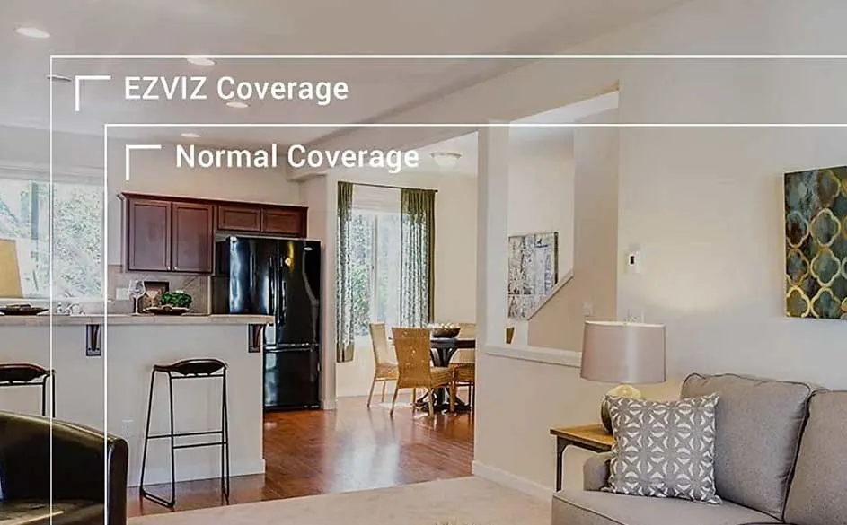 Woonkamer met open keuken en eethoek. Meubels in neutrale kleuren, houten vloer. Lijnen tonen camera bereik.