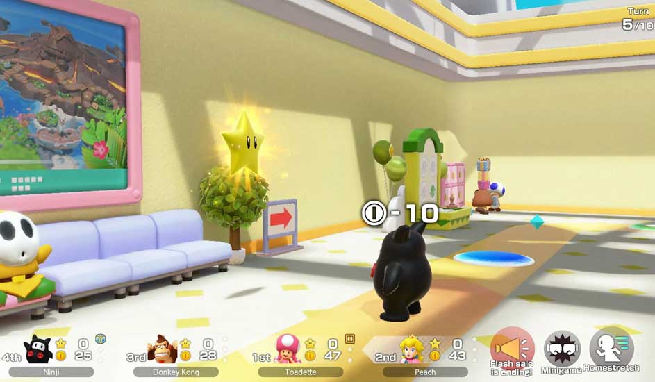 Vue d'un jeu vidéo avec un sol beige, des murs jaunes et des personnages animés. Un canapé mauve est à gauche et un tableau au mur.