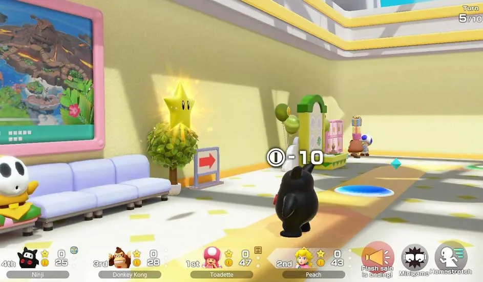 Vue d'un jeu vidéo avec un sol beige, des murs jaunes et des personnages animés. Un canapé mauve est à gauche et un tableau au mur.