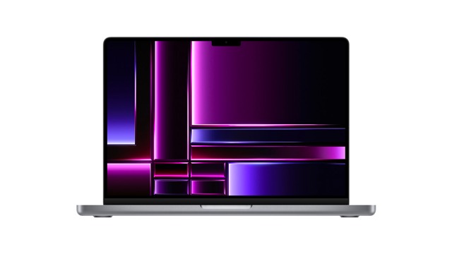 Un ordinateur portable argenté est ouvert, l'écran affiche un motif abstrait violet et bleu. Fond blanc uni.
