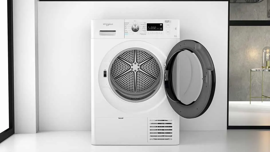 Een witte droogkast van Whirlpool met een open deur staat in een kamer met een witte muur en een marmeren bijzettafel.