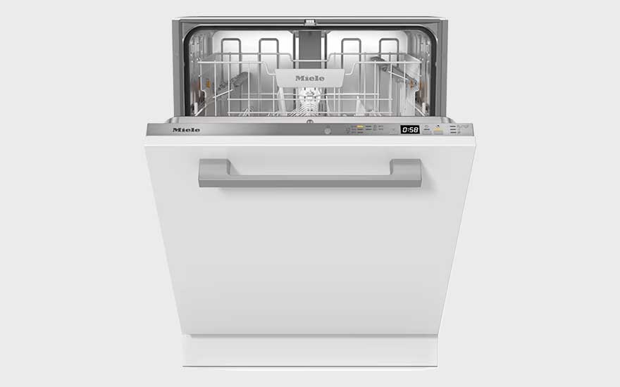 Een witte, halfopen Miele vaatwasser met groot handvat en zichtbare timer, praktisch en robuust voor dagelijks gebruik.