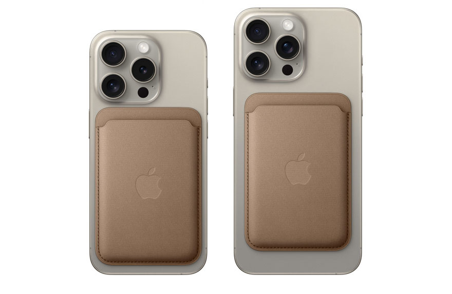 Twee iPhones met beige hoes en bruine kaarthouder, rugzijde zichtbaar, op witte achtergrond.