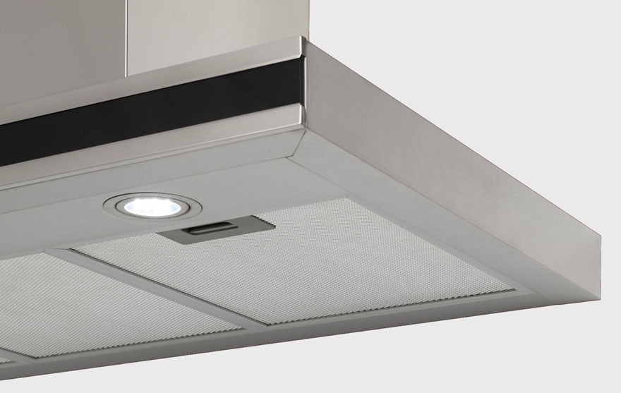 Vue en contre-plongée d'une hotte de cuisine grise avec une bande noire, une lumière blanche et un filtre métallique.