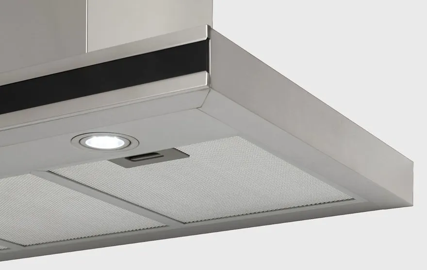Vue en contre-plongée d'une hotte de cuisine grise avec une bande noire, une lumière blanche et un filtre métallique.