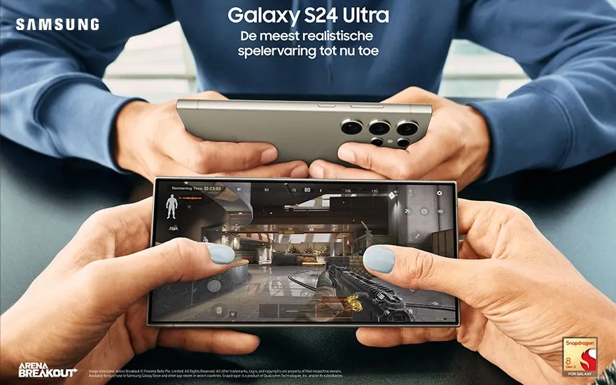 Twee Samsung Galaxy S24 Ultra telefoons in handen, één toont een game, de andere de achterkant met camera's.