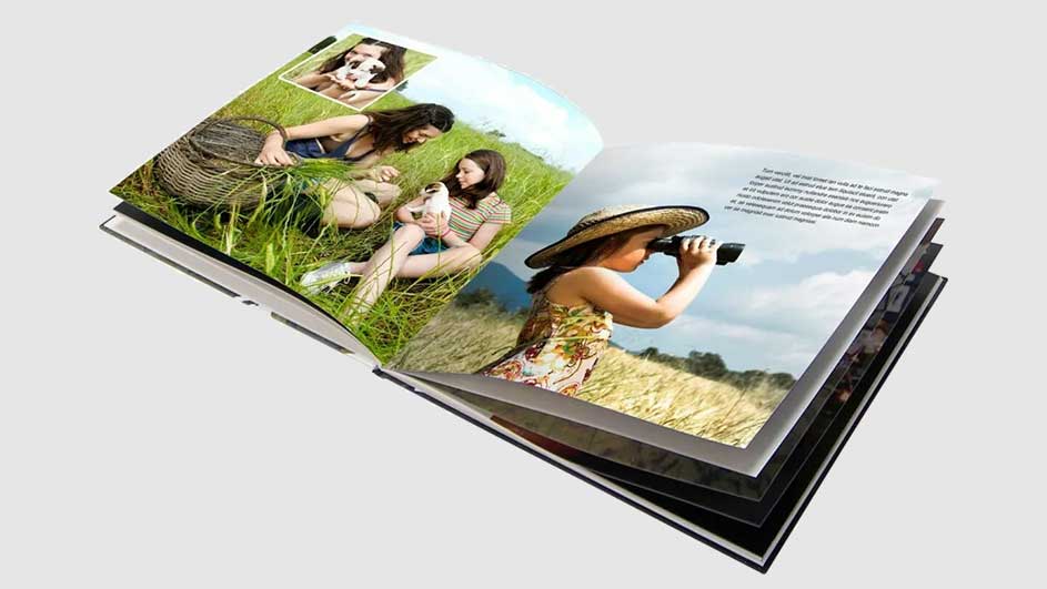 Un livre ouvert montre des photos : herbe, chapeau, jumelles, ciel nuageux, panier et texte.