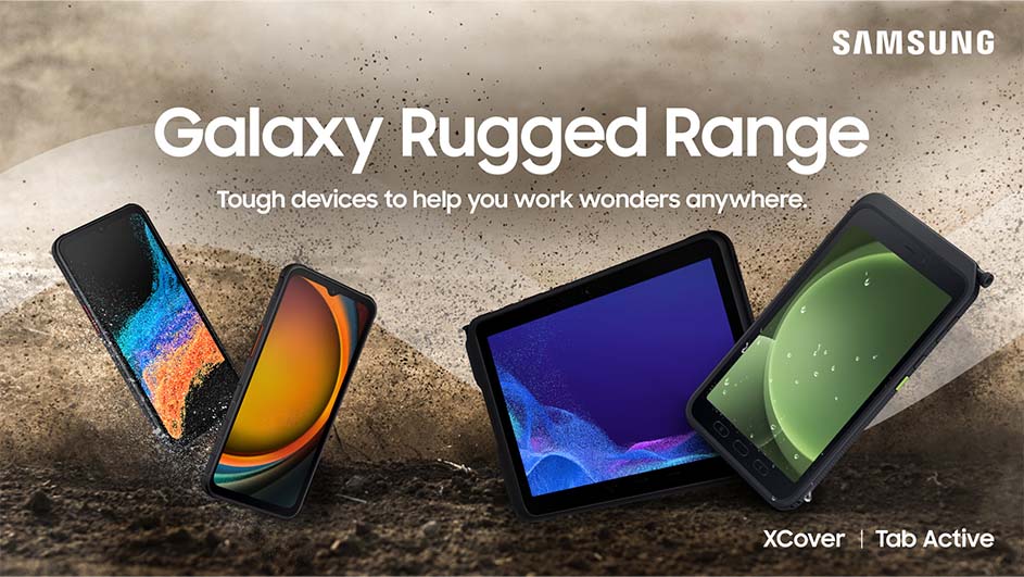 Vier Samsung Galaxy toestellen (telefoons en tablet) met kleurrijke schermen op een ruwe, bruine ondergrond. Bovenin staat "Samsung".