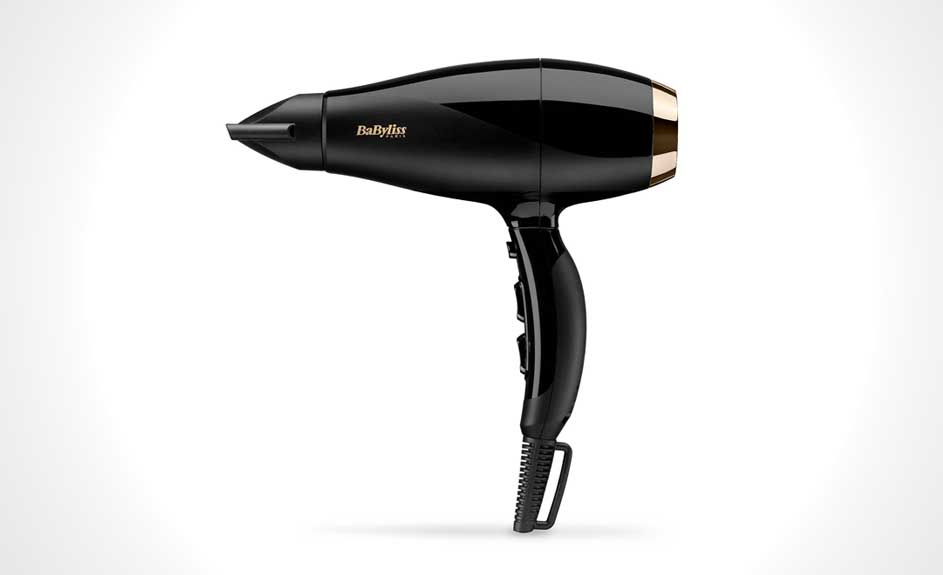 Un sèche-cheveux Babyliss noir et doré sur un fond blanc uni. L'appareil a une poignée verticale et un embout concentrateur.