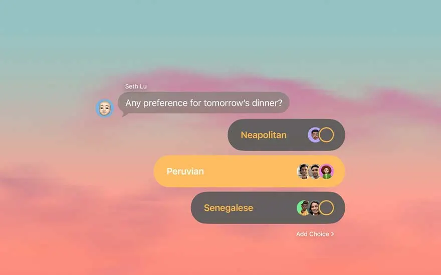 Berichteninterface met vraag over diner toont keuzebalken voor verschillende keukens, waaraan vrienden met avatars deelnemen.