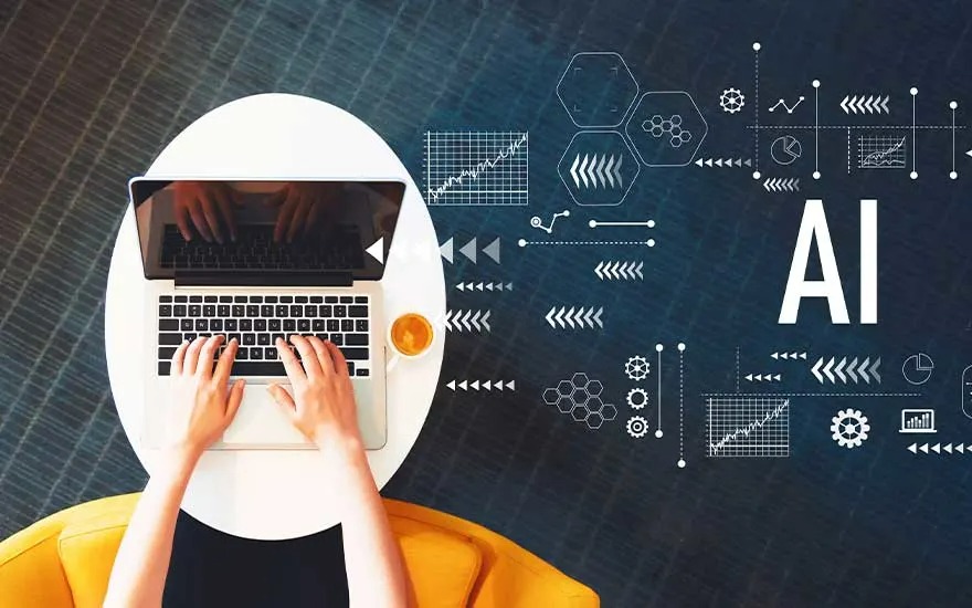 Laptop op witte tafel met koffie, handen typen. Achtergrond: blauw met witte AI-gerelateerde grafische elementen. Gele stoel zichtbaar.