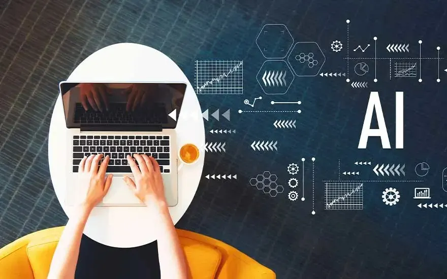 Laptop op witte tafel met koffie, handen typen. Achtergrond: blauw met witte AI-gerelateerde grafische elementen. Gele stoel zichtbaar.