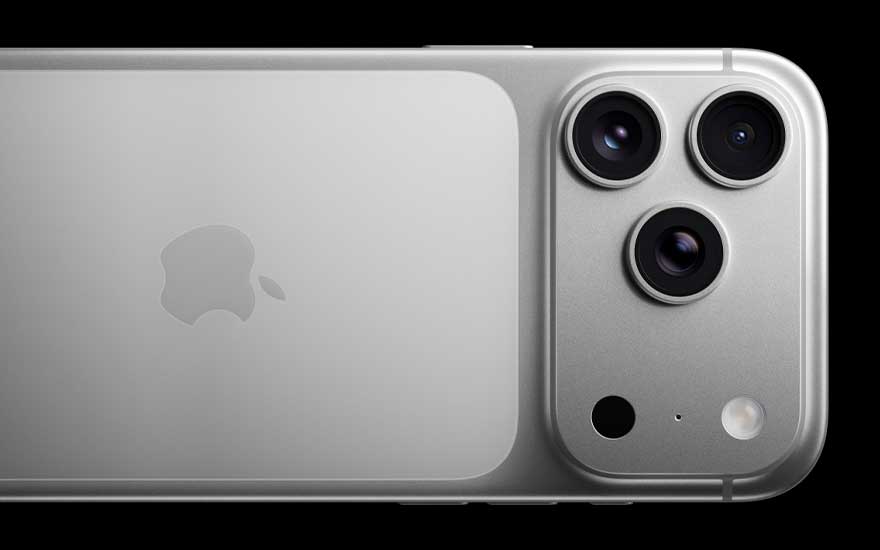 Een zilverkleurige iPhone ligt horizontaal op een zwarte achtergrond, met een Apple-logo en drie opvallende camera’s aan de achterzijde.