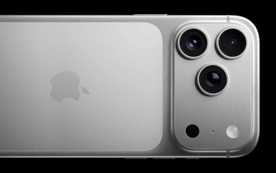 Een zilverkleurige iPhone ligt horizontaal op een zwarte achtergrond, met een Apple-logo en drie opvallende camera’s aan de achterzijde.