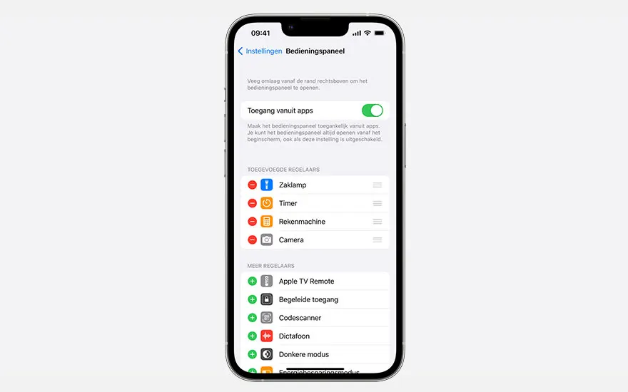Een iPhone-scherm toont het menu 'Bedieningspaneel' met opties zoals zaklamp, timer, rekenmachine en camera, plus Apple TV Remote.